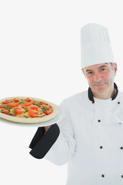 Chef feliz sosteniendo pizza — Foto de Stock