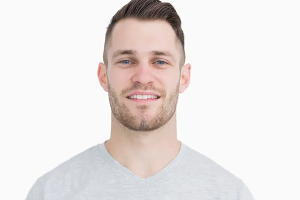 Närbild porträtt av leende ung man — Stockfoto