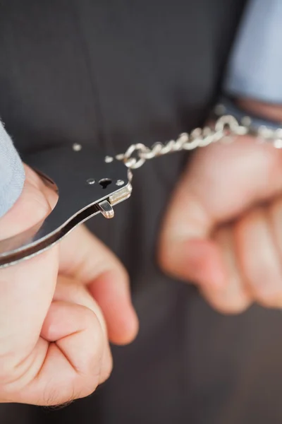 Крупним планом бізнесмен з наручниками — стокове фото