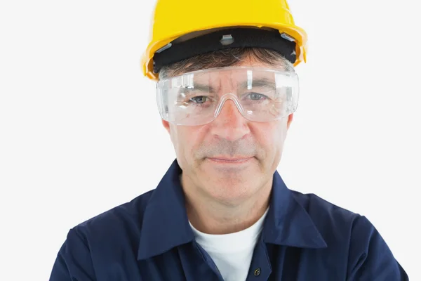 Técnico usando óculos de proteção e hard hard — Fotografia de Stock