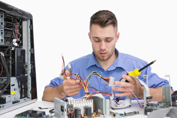 Jovem engenheiro de informática trabalhando em peças cpu — Fotografia de Stock