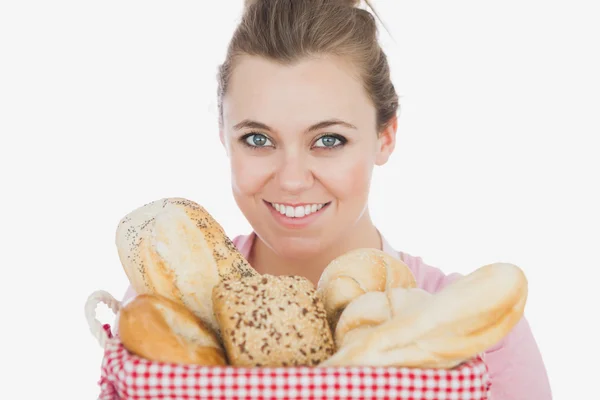 Glad ung kvinna med korg full av bröd — Stockfoto