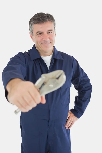 Portrét mechanika drží sevření svěráku — Stock fotografie