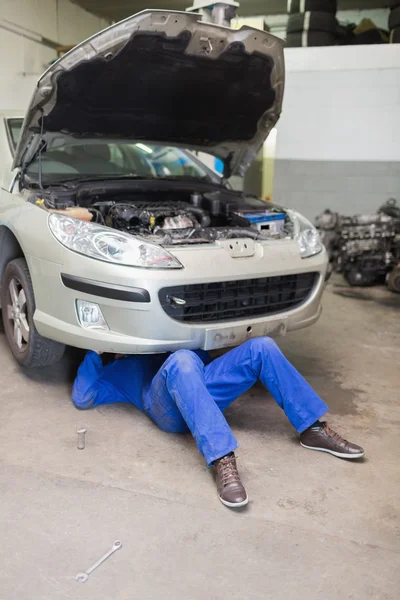 Man repareert auto in garage — Stockfoto