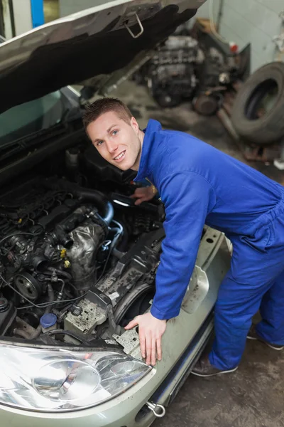 Mechaniker untersucht Auto-Motor — Stockfoto