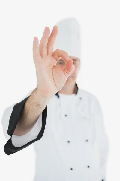 Зрелый шеф-повар в форме показывает знак ОК. — стоковое фото