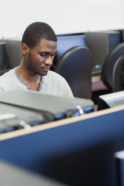 Hombre sentado en el escritorio de la computadora —  Fotos de Stock