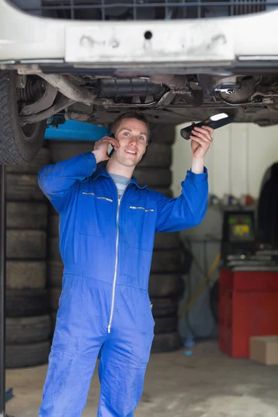 Auto mechanic using cell phone — Stock Photo, Image
