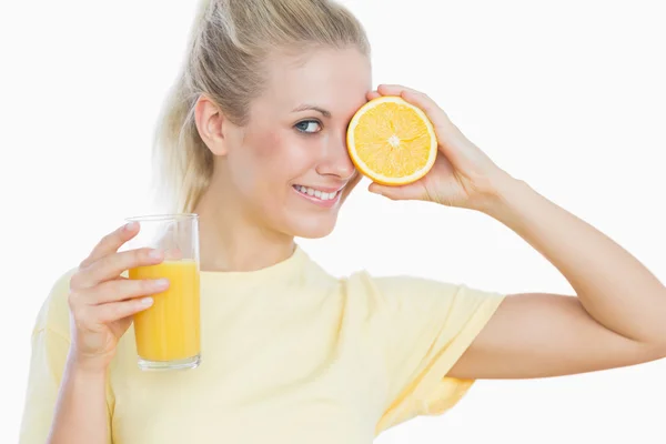 Mulher feliz com copo de suco e fatia de laranja — Fotografia de Stock