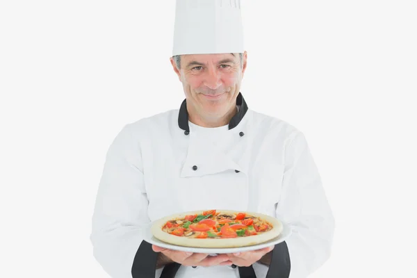 Chef masculino sosteniendo pizza — Foto de Stock