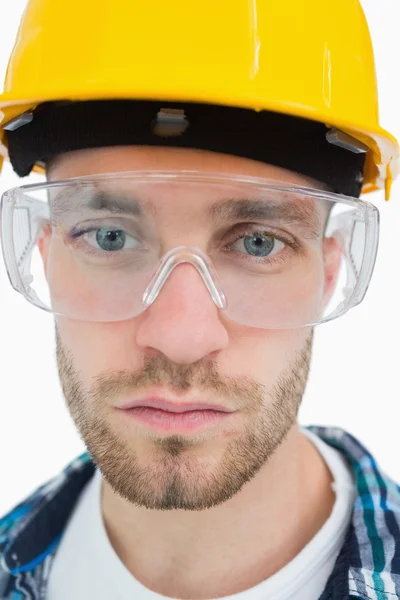 Gros plan de l'architecte portant des lunettes de protection et un casque de sécurité — Photo