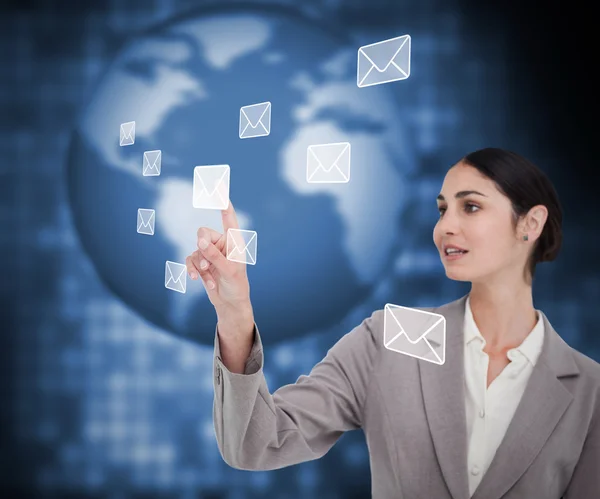 Morena mujer de negocios presionando sobre en la pantalla táctil — Foto de Stock