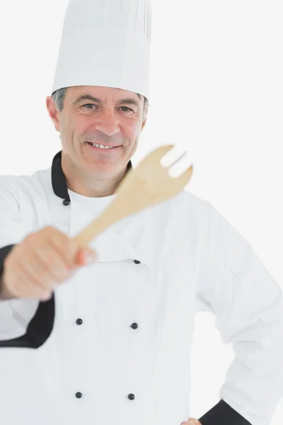 Chef feliz mostrando espátula — Fotografia de Stock