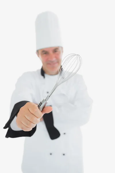 Männlicher Koch zeigt Drahtbesen — Stockfoto