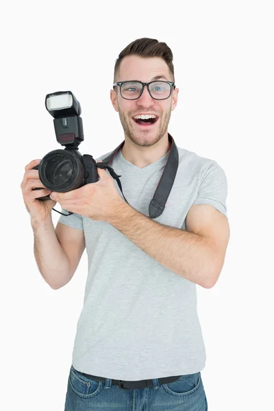 Porträtt av glad fotograf med fotografisk kamera — Stockfoto