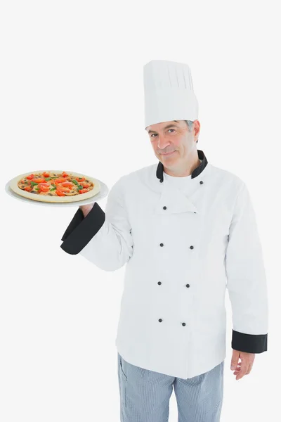 Säker manlig kock med pizza — Stockfoto