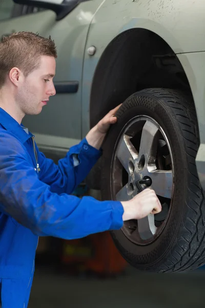 Mechaniker wechselt Autoreifen — Stockfoto