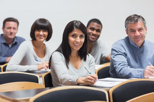 Sonriente grupo en una conferencia — Foto de Stock