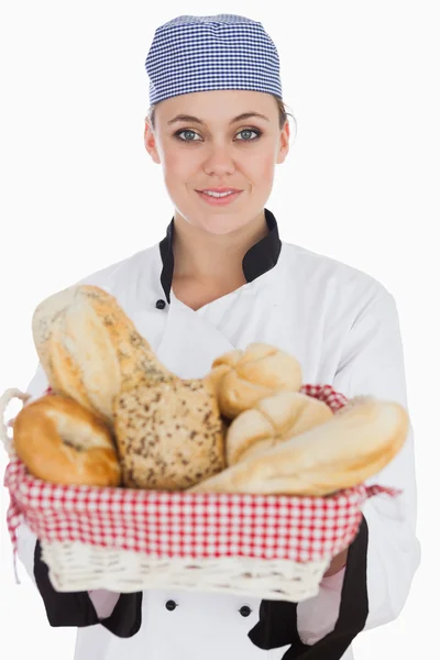 Chef com pães frescos na cesta — Fotografia de Stock