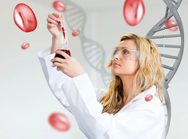 Cientista feminina examinando sangue — Fotografia de Stock