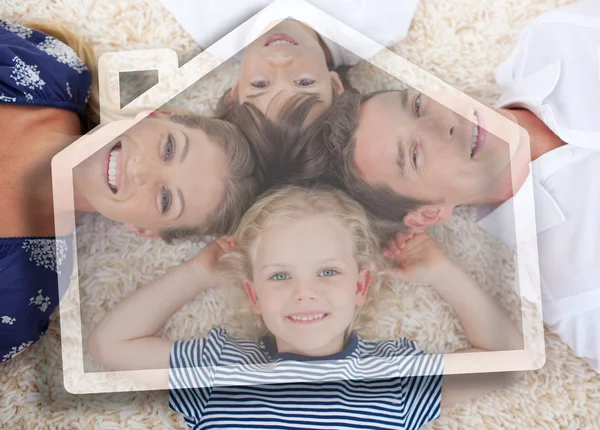 Familia joven feliz con ilustración de la casa —  Fotos de Stock