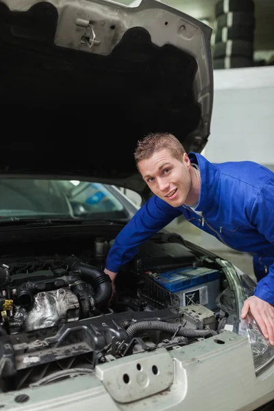 Mechanic werken onder de motorkap van auto — Stockfoto