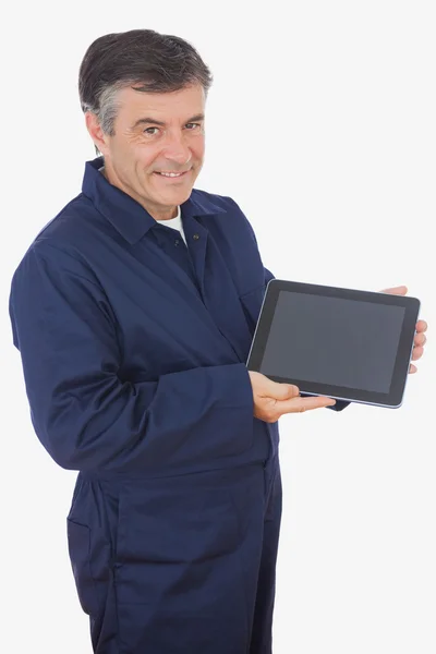 Mechanic displaying digital tablet — Stock Photo, Image
