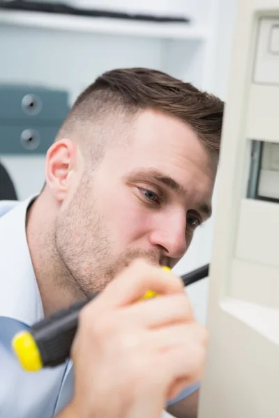 Computer engineer with screw driver fixing cpu — Stock Photo, Image