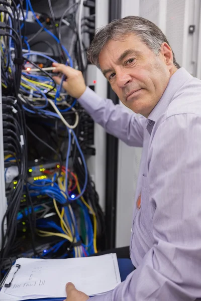 Técnico ajustando los cables del servidor — Foto de Stock