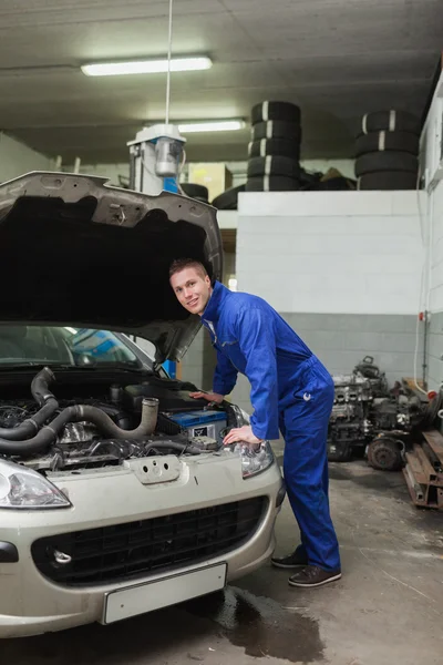 Male mechanic repairing car — Stock Photo, Image