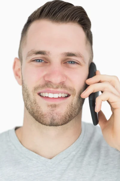 Close-up portret van jonge man met mobiele telefoon — Stockfoto