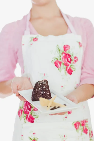 Mujer en delantal sosteniendo plato de pastelería tentadora —  Fotos de Stock
