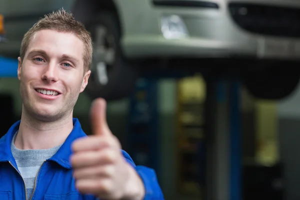 Smart-Automechaniker gestikuliert Daumen hoch — Stockfoto