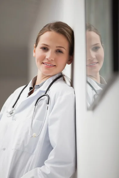 Médico sorridente em um corredor — Fotografia de Stock