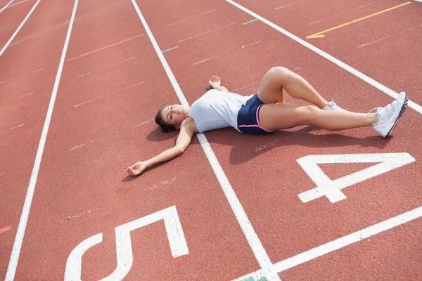 Kvinnan tar paus på spåret fältet — Stockfoto