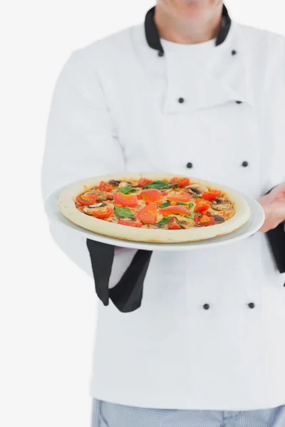 Männlicher Koch bietet Pizza an — Stockfoto