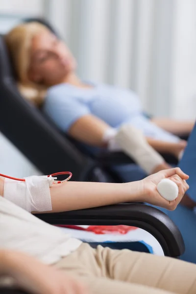 Sala donazioni di sangue con due pazienti — Foto Stock