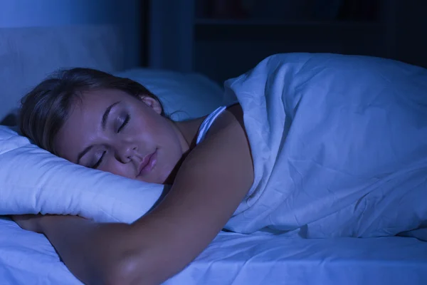 Mujer serena durmiendo por la noche —  Fotos de Stock