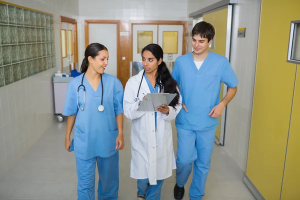 Infermiere e un medico che camminano in un corridoio — Foto Stock