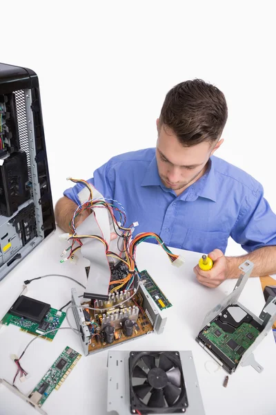 Jovem engenheiro de informática trabalhando em peças cpu — Fotografia de Stock