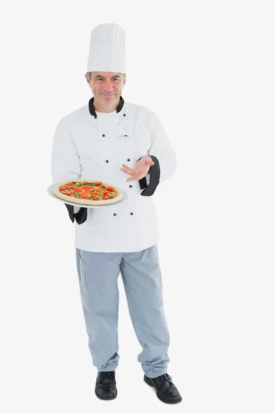 Happy male chef displaying pizza — Stock Photo, Image
