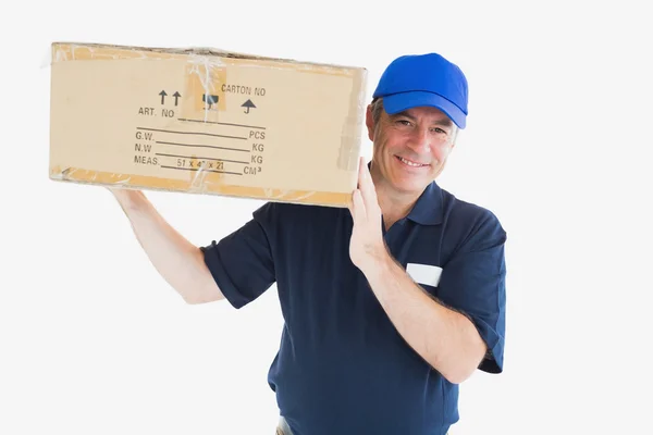 Feliz entrega hombre llevando paquete — Foto de Stock
