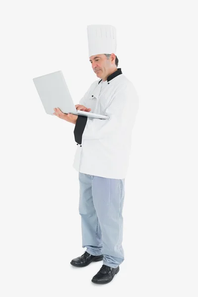 Chef usando laptop — Fotografia de Stock