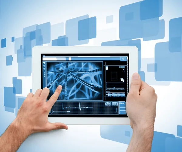 Main tenant et touchant une tablette numérique médicale — Photo