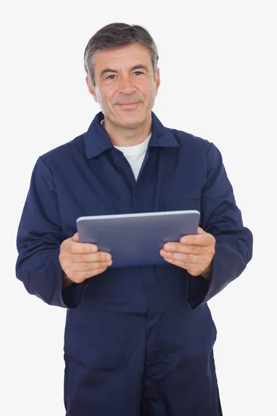 Volwassen mechanic met behulp van digitale Tablet PC — Stockfoto