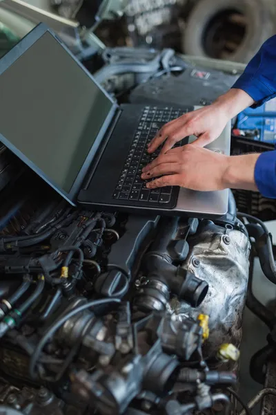 Mecânico de carro usando laptop — Fotografia de Stock