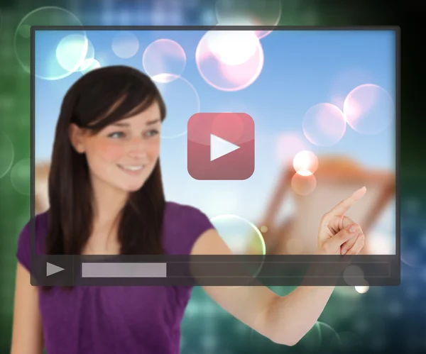 Mulher usando vídeo na tela sensível ao toque — Fotografia de Stock