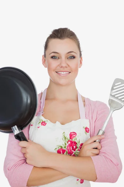 Уверенная женщина держит сковородку и лопатку — стоковое фото