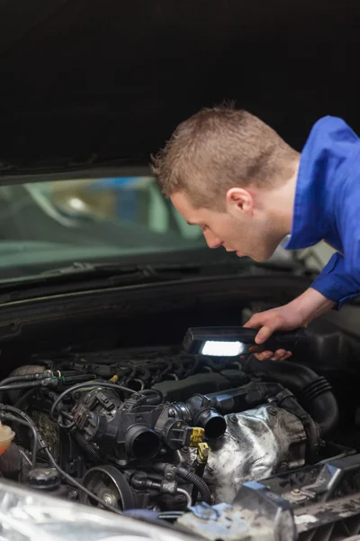 Reparador examinando o motor do carro — Fotografia de Stock