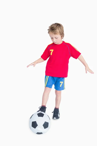 Malý chlapec hraje fotbal — Stock fotografie